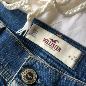 Mini shorts  - Mini shorts från hollister storlek 00 eller Xs, topp skick närmast ny! Super söta shorts, en sommar favorit 🌈
