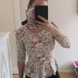 Blommig sommartopp - Somrig topp med volang nertill, passar s och m