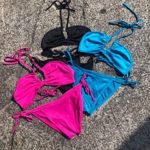Bikinis  - Sjuuukt snygga bikinis i svart, blå och rosa!😍 Dessa var gjorda till ett företag för drygt 20 år sedan, så dom säljs inte längre. Helt nya och oanvända, kommer inplastade, har ett antal av varje färg. Går att knyta på olika sätt och är onesize (UK storlek, passar 34-38) vadderingar går att lägga in🌼☘️ 125kr st, GRATIS FRAKT 📦                                                                  FÖRST TILL KVARN! 