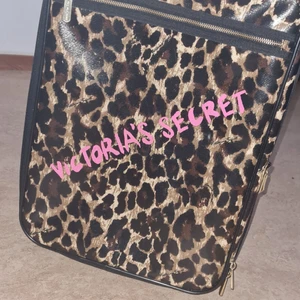 Victorias secret äkta resväska  - En res väska från Victorias secret äkta. ny 2500 den går att få större genom att zen har kedjor som gör att den kan utvidga sig nästan aldrig använd 