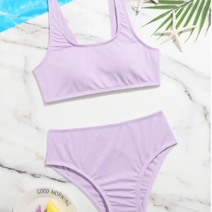 Lila bikini fårn shein i st xs/s - En lila fin och sommrig bikini fårn shein som jag precis fick hem men den var förliten, därför har jag aldrig använt köpte för 100kr men säljer för 89kr