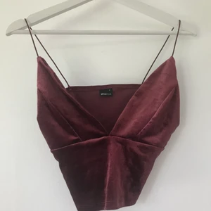 Linne Gina Tricot Röd S - Endast provad. Hund finns i hemmet. Köpare står för frakt 45 kr. Tar swish!