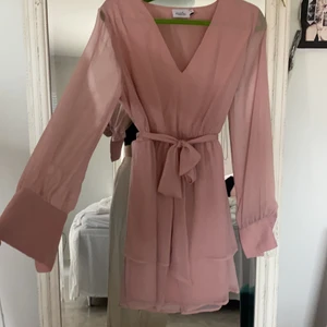 Klänning! - Säljer en suuuper fin klänning! Använd endast en gång på en skolavslutning, kommer inte till användning. Köpt för 599 på NAKD, säljer för 200. Storlek 42, du står för frakt💓