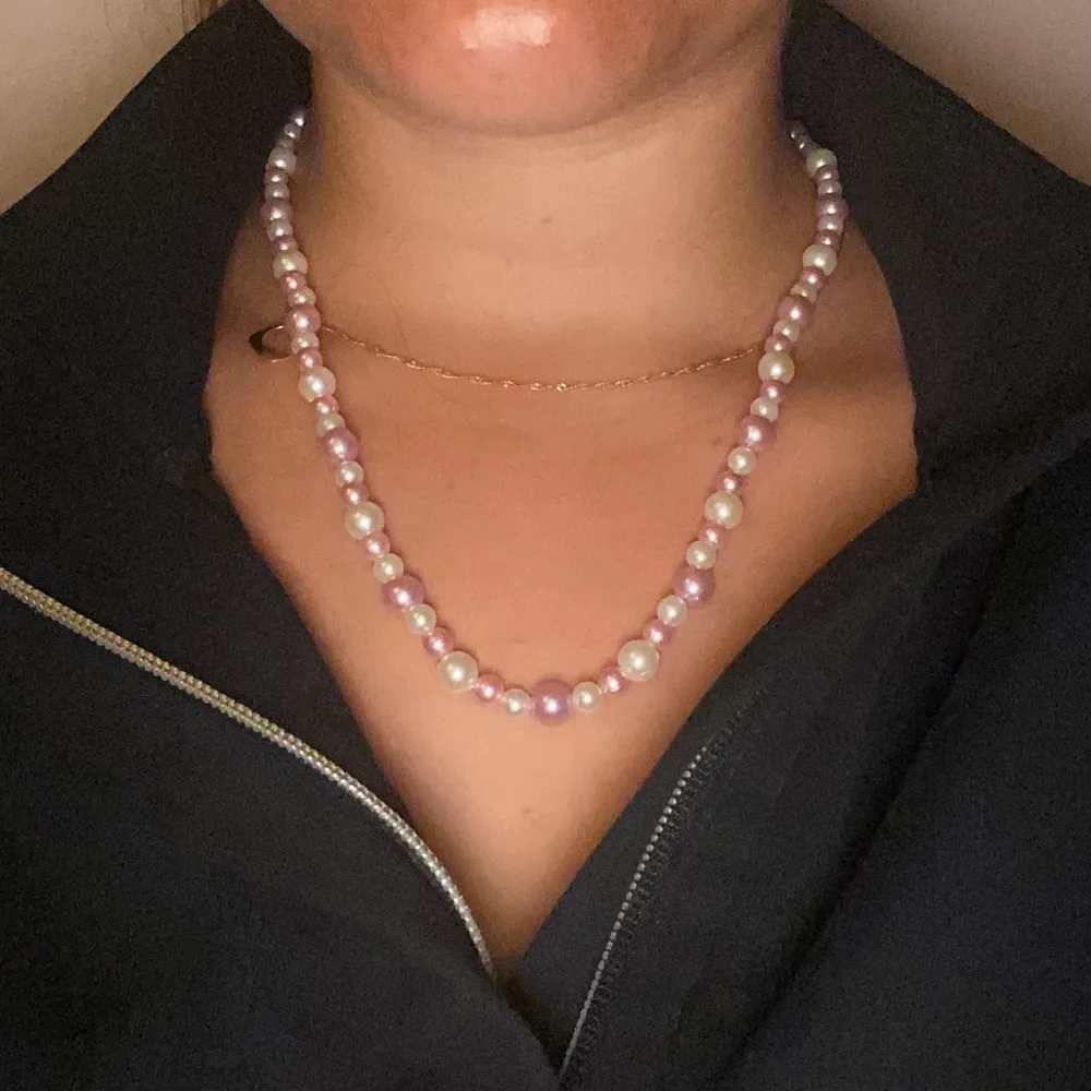 Egengjort pärlhalsband i rosa och vitt. Finns i endast ett exemplar. Halsbandet är i en större modell vilket gör det snyggt att matcha till ett annat halsband i choker modell. Vid frågor finns jag på dm🥰 Pris 30kr + 12kr frakt . Accessoarer.