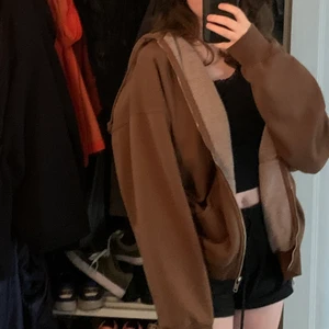 Brandy Melville Hoodie - Säljer denna populära zip-up hoodien då den var lite för oversized på mig. Den är aldrig använd och köptes för bara några månader sen. Skickar fler bilder vid intresse <3 Nypris ca 390 kr 🥰🥰