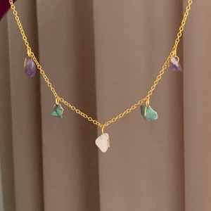 kort halsband med kristaller (finns i silver) - kort halsband (ca 40 cm) med äkta rosenkvarts, amethyst och blå mineraler! Finns även i silver! OBS: formerna på kristallerna på ditt halsband kan komma att vara olika än de på bilden eftersom varje kristall är unik! Detsamma gäller färgerna som kan variera lite i nyanser💗
