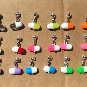 Pill&punch örhängen i massor av olika färger 🧚🏽‍♀️🐉  Frakt tillkommer på 12kr !! 🪐 (OBS: de röda samt de  mörkrosa örhängena är slutsålda)