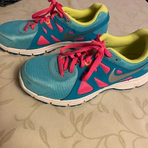 Nike skor i storlek 38,5 - Säljer dessa nike skor. De har ett litet märke men i ävrigt är de i väldigt bra skick, knappt använda. 