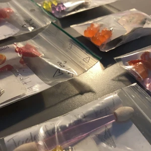 Örhängen i olika färger❤️  - Det är gummibjörns örhängen💕 olika färger 💕det kommer komma armband och halsband också 💕dom är i bra skick💕 äkta silver! Jag tar kontant och Swish 