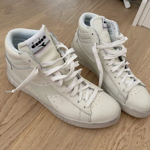 Diadora sneakers - Ett par sneakers från diadora som är köpta på zalando förra veckan. Använda en gång men märkte då att det var för liten storlek för mig och därav säljer jag dem. Köpta för 1095kr. Storlek 41 men väldigt små i storleken så vill säga att de passar en 39/40. Hör av er vid frågor!☺️