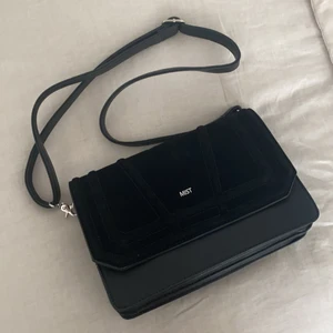 Svart handväska  - Knappt använd handväska. Svart med fler fack i och justerbart axelband. 