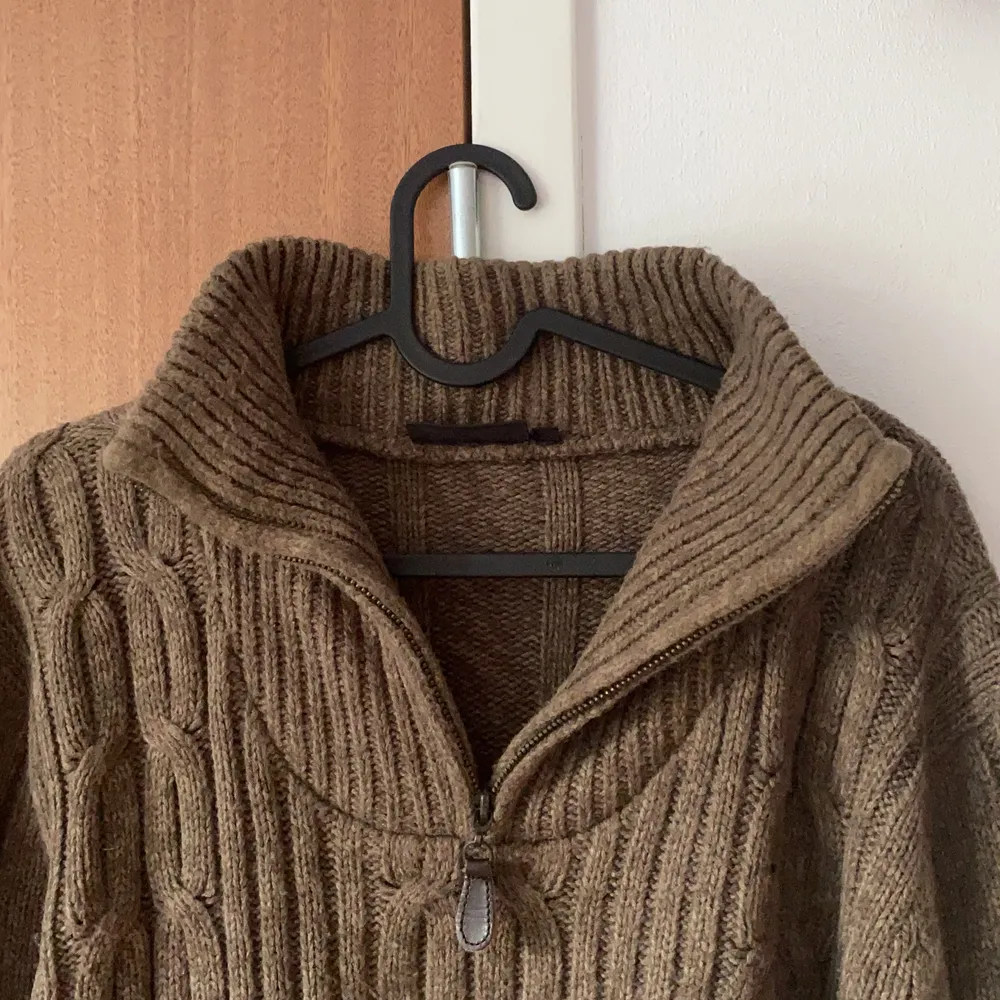 Cozy brown sweater, never used, perfect condition. Size XL. Stickat.
