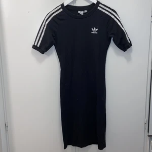 Adidas Body Dress - En Adidas klänning som är knappt använd. Tror den är strl 36 , men jag fattar typ inte lappen!!! Den passar S-M i min åsikt. Inget fel på den. Pm vid frågor 🖤 66 kr = 1 ciggpaket + frakt = 125 kr