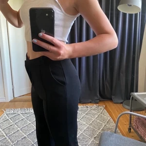 Kostymbyxor - Säljer ett par jätte fina kostymbyxor ifrån Madlady som jag köpte av en tjej här på plick. Tyvärr var dem för stora för mig men de är i väldigt fint skick💓 (Lånade bilder från förra säljaren). Vid snabb affär 200kr💞