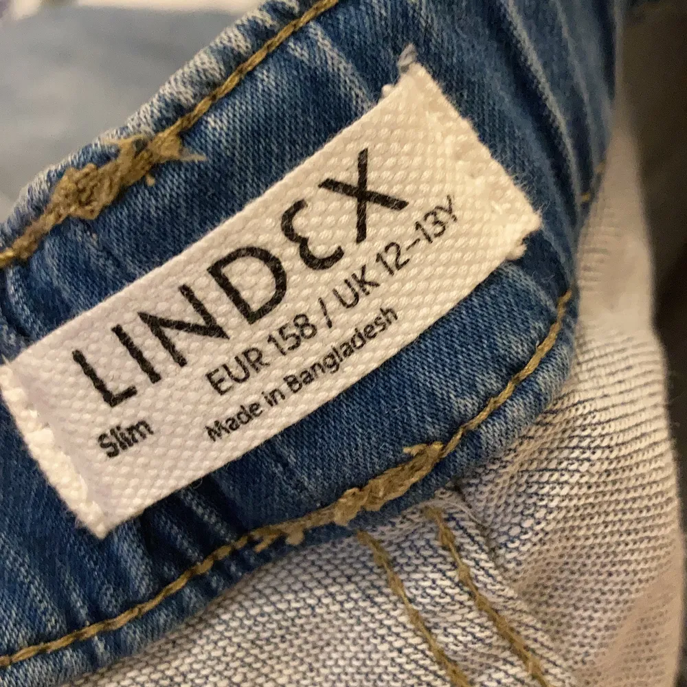 Leggings från Lindex köpta för ca 200kr aldrig vända jag gillar inte leggings så mycket men väldigt bra passform och fina diamanter på. Pris kan diskuteras . Jeans & Byxor.