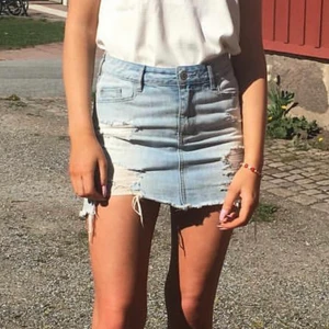 Hollister Kjol - En basic hollister kjol som aldrig går ur tiden köpt för ca 4 år sedan. Den är lite trasig vid trådarna på ena sidan, däremot så tycker jag att det gör det lite snyggare! Sitter super snyggt och säljs då jag tyvärr har växt ur den. När jag kunde ha denna var jag en 34 ungefär (om man kanske inte förstår storleken)☺️