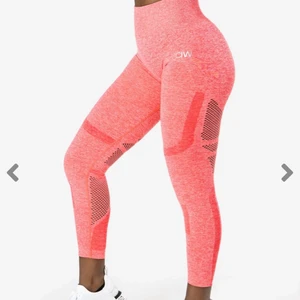 ICANIWILL tights storlek S - 7/8 tights med mesh-detaljer från ICANIWILL. Fint skick och väldigt sparsamt använda. Inte riktigt samma färg som på första bilden, de två andra bilderna visar en rättvis bild på färgen. Länk till tightsen: https://www.icaniwill.se/sv/dam/dam-tights-leggings/dam-tights-leggings-seamless/queen-mesh-7-8-tights-pink-melange 