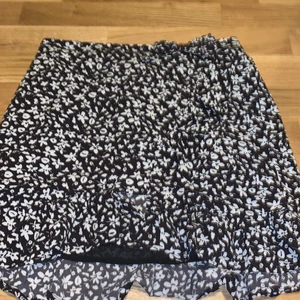 Hej - Kjolen är 1 år kammal så jag har andvänt den några gånger