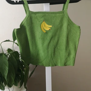 Banana crop top - Hej! jag säljer denna mörk gröna toppen med banan tryck🍌 Den är storlek L och är ifrån shein. Här är alla mått💞 byst: 80cm längd: 40cm🌼 den är använd en gång men jag rekommenderar att man tvättar den Innan man testar den💚 den kostade egentligen 79kr men jag kommer sälja den för 30kr + 12kr frakt för det är vad ett fri märke kostar🌺