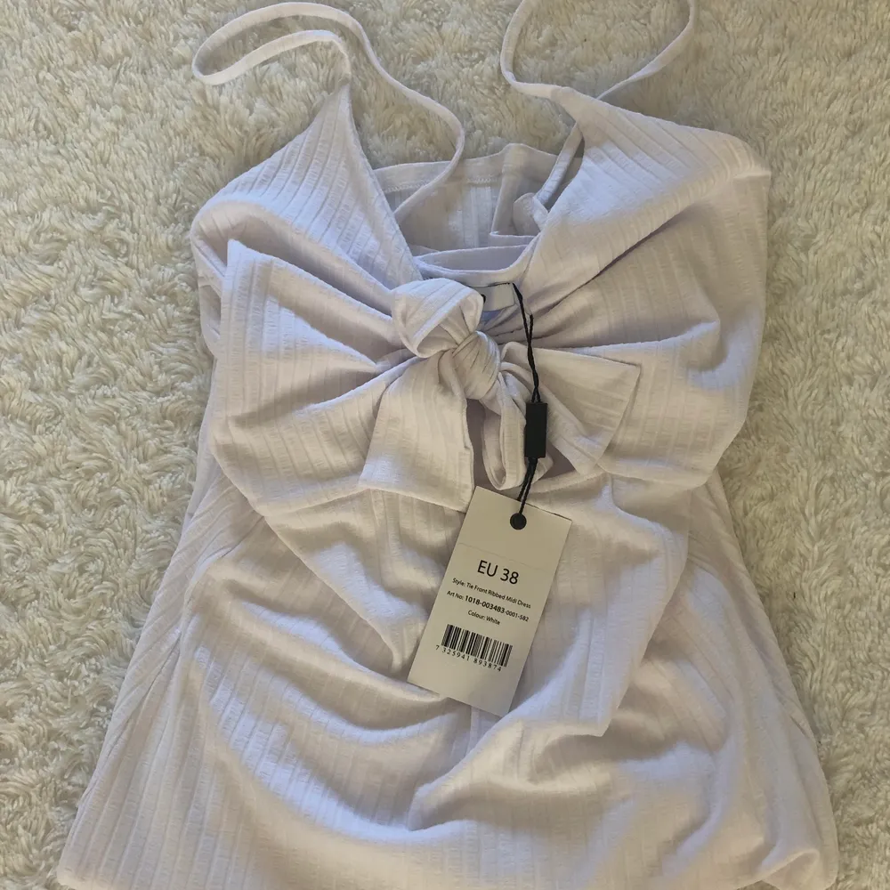 En vit klänning från NA-KD. Helt ny och aldrig använd eller testad. Jättefin och skön, har en likadan! Ordinarie pris 399kr. Hör gärna av dig om du har några funderingar😊. Klänningar.