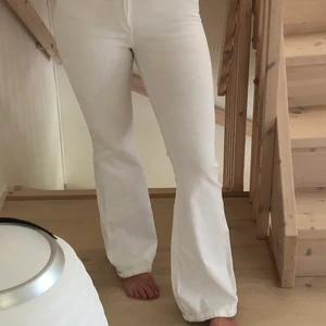 Jeans  - Vita bootcut jeans från drdenim jeansmakers i storlek L/32 men sitter som en M/L. Jeansen är ganska stretchiga i tyget. Köparen står för frakten💖