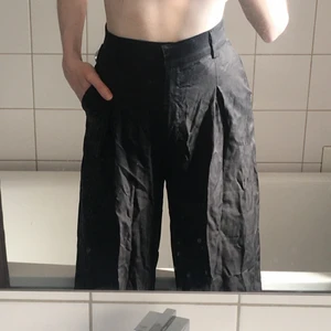 Kostymbyxor - Jättesnygga och helt oanvända (pga lite för små för mig) svarta kostymbyxor! Sitter assnyggt i midjan och har najs flowy flared legs!! 