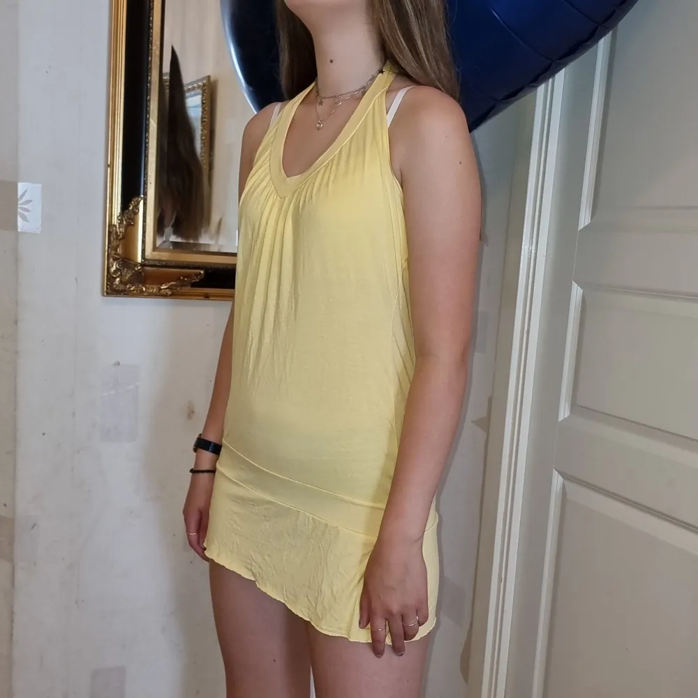 En jättefin gul kläning. Klänningar.