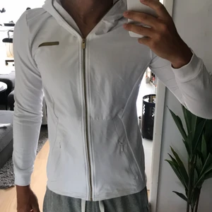 Vit A-Z (Zlatans brand) ziptröja storlek M - Vit A-Z (Zlatans brand) ziptröja i storlek M. Använd en gång, mindre fläck på vänsterarm som säkert går bort i tvätten (se bild). Nypris 700kr, billigare vid snabb affär.