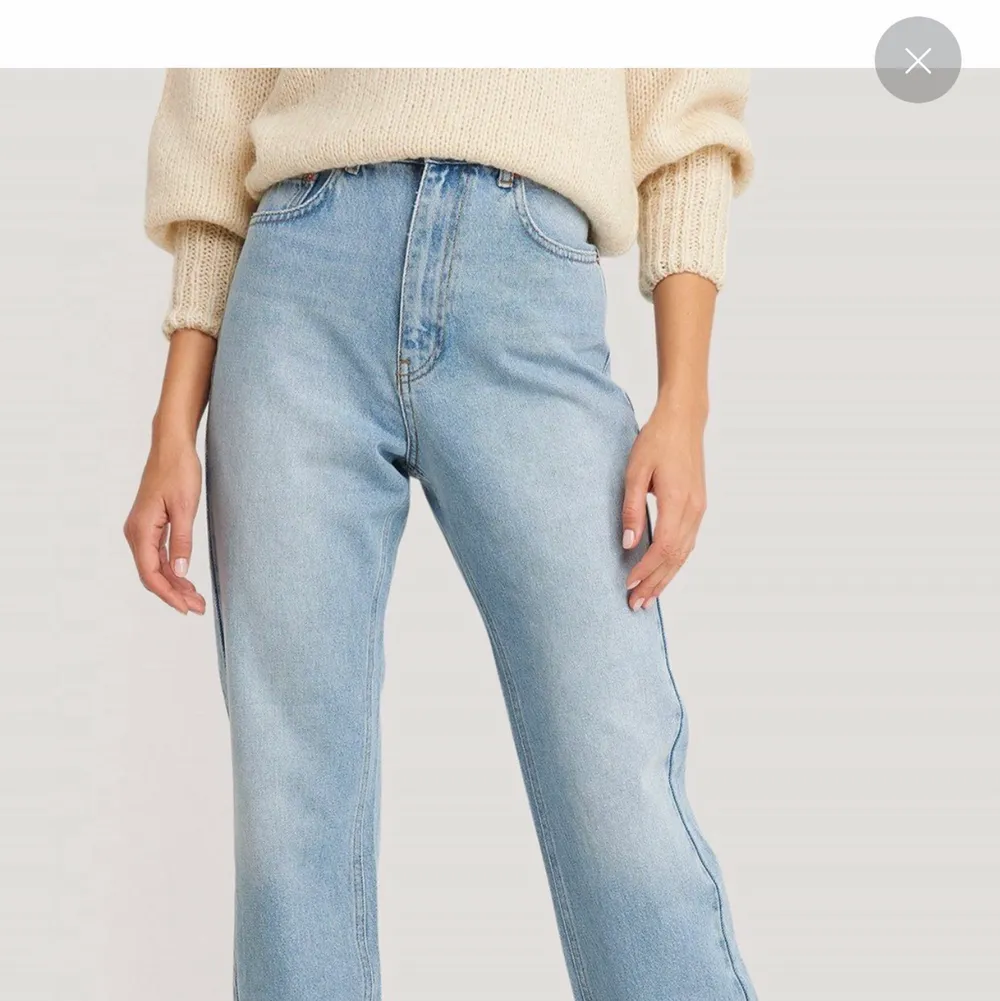 Snygga hög midjade jeans i strl 32, super fräscha och i ett gott skick. Köparen står för frakten 😇🚚. Jeans & Byxor.