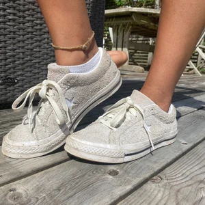 Stilrena Converse one star - Sommarens kanske fräschaste sneakers som passar till allt! De är i använt skick men skulle tro att den mesta smutsen går att tvätta bort. Skorna är i storlek 37,5 men passar mig som vanligtvis har 38.