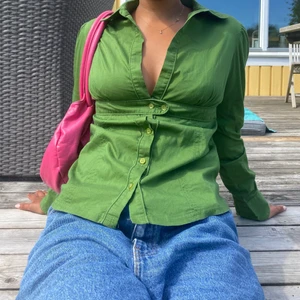 Grön topp - Säljer nu min fina skjortblus då den tyvärr är lite liten för mig. Passar perfekt för att både klä upp och ner :)