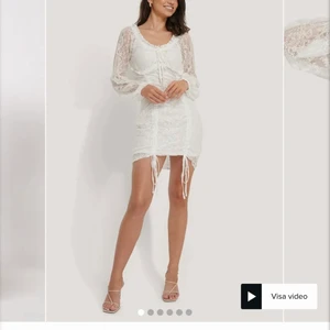 Vit klänning - Vit klänning från Nakd i strl 36. Köpt för 499kr. Älskar den men var min studentklänning så kommer inte användas igen. Bara använd en halvdag, som ny.