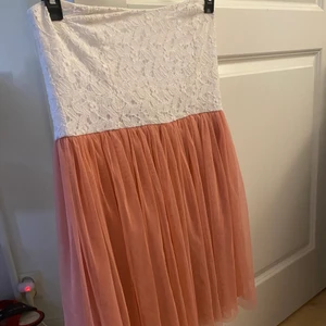 Axelbandslös klänning - Fin klänning till sommaren, använd vid ett tillfälle. Lapp saknas dessvärre i men skulle tro att plagget passar värst för S-M. Dragkedja finns i ryggen. Köparen står för frakten!