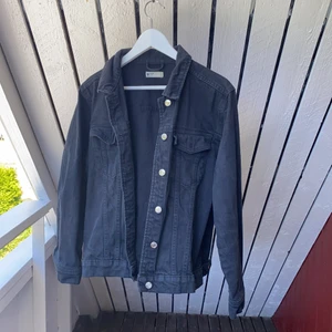 Svart Jeansjacka - Svart jeansjacka ifrån Gina tricot. Fint skick. Storlek L, fin om man är i storlek XS-M och vill ha den oversize
