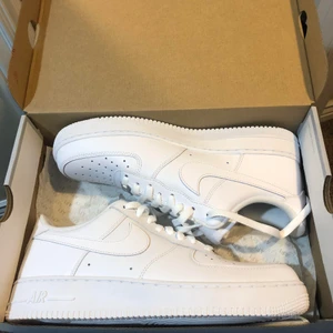 Air force 1 white - Hel vita air force 1s. Oanvända storlek 43