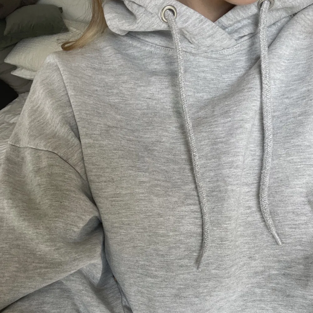 En superfin ljusgrå hoodie som nu säljs för att den inte längre kommer till användning!💞Den är även väldigt skön och i bra skick! Köp direkt för 80(priset är exkl frakt!). Hoodies.