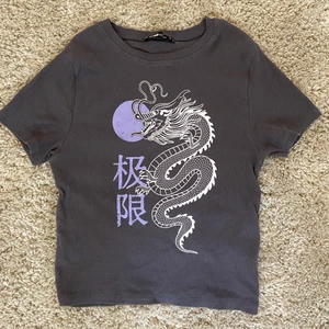 T-shirt med tryck - Strl S, köpare står för frakt 