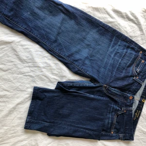 Jeans strl 32 - Kimmie Straight leg, strl 32, använd några gånger, liten repa på knät, annars bra skick. 