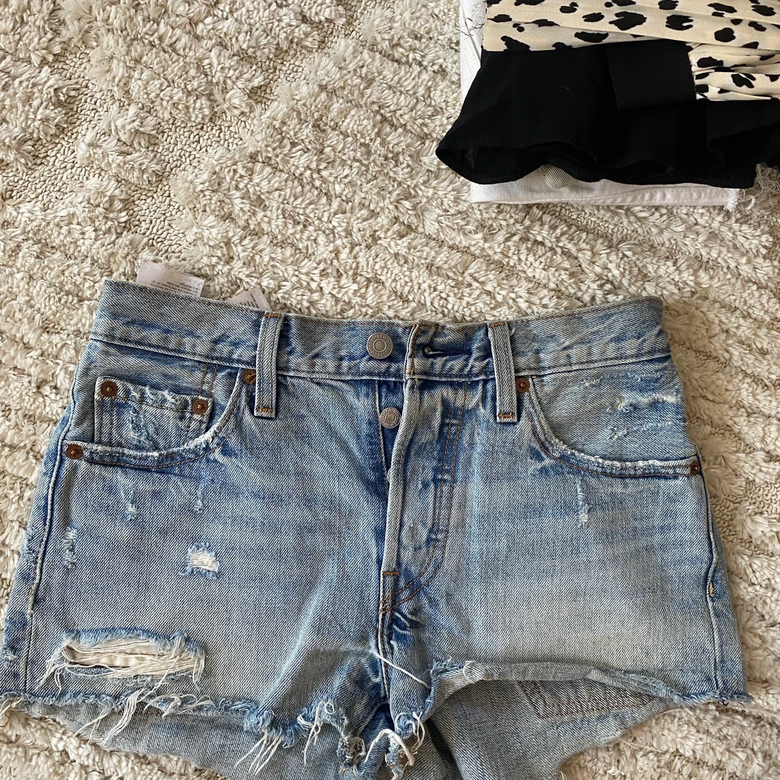 Levis shorts 24