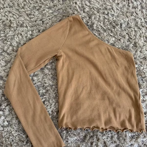 En begi tröja från ginatricot med en arm - Har andvänt några gånger, haft i nästan 7 månader men jag har en flöck där bak som ej går av vet ej hur den kom ditt bläddra till sista för att se💞 säljer för att den va lite stor i min armhåla💞