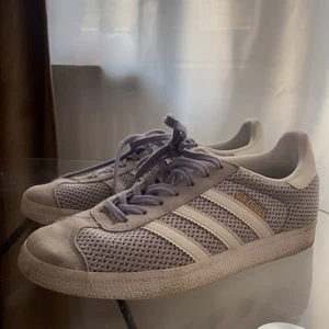 Adidas sneakers - Violett färgade adidas skor, använda två gånger
