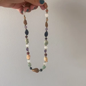 Halsband med stenar - Ett halsband med olika stenar, alla stenar är äkta och det är köpt på en smyckesbod för 299 kr och spännet är skruvbart.💕