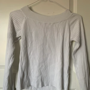 Vit tröja med bred krage  - En vit tröja med bredare krage passar perfekt till sommaren! Väldigt fin! Nästan aldrig använd 