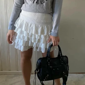 Kjol  - Säljer nu denna sjukt snygga skjol som jag köpt här på plick men som tyvärr inte riktigt passade mig. Inga fläckar eller skador, ser ut som helt ny:) Återuppladdade denna kjol på grund utav otrevliga köpare. 