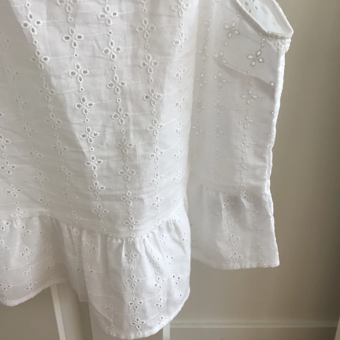 Vit topp med volang - 90