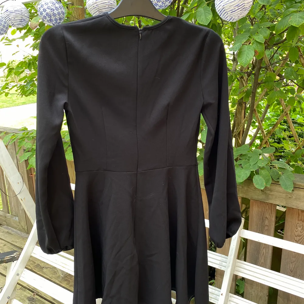 Klassisk, chic svart klänning från Chiquelle. Aldrig använd med prislapp kvar. Är strl 38, men liten i storlek och passar bättre en 34/36. Köparen står för ev. frakt. . Klänningar.