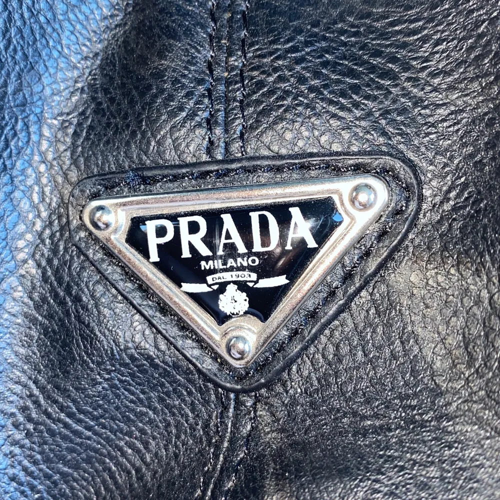 Pradaväska köpt second hand, i butiken såldes den som äkta så jag antar att det är äkta Prada. Jättebra skick;). Accessoarer.