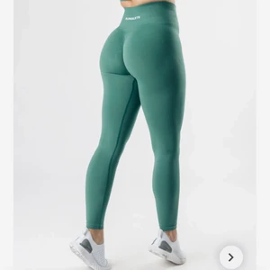 Alphalete leggings  - Väldigt bekväma och snygga leggings från alphalete i kollektionen amplify! Är i storlek Small