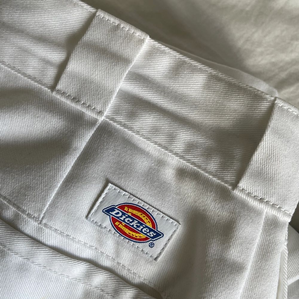 Vita dickies byxor i bra skick. Unisex. Storlek w33/l34. Hög midja. Nypris 700 säljes för 200. Du betalar frakten. Frakt: 66kr. Jeans & Byxor.