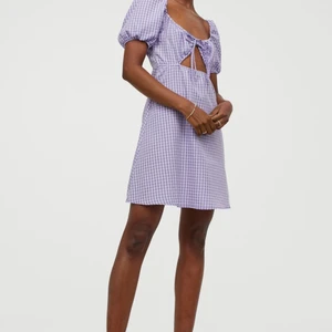 Rutig cut-out klänning - Säljer denna FINISEN pga var för liten :( första bilden är lånad från h&m’s hemsida :P strl 36 men skulle lätt passa 34 också!!! 100kr + frakt 